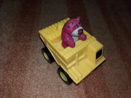 Striekacie auto s medveďom,