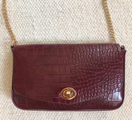 Bordová kabelka so zlatým kovaním,