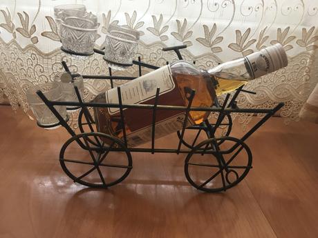 Stojan na fľašu na štamperlíky,