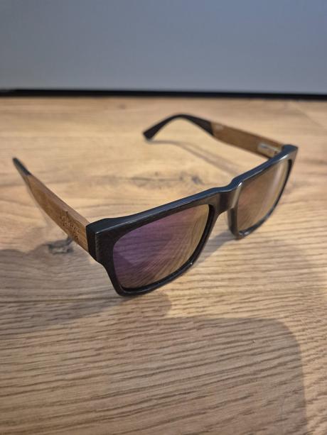 Slenčné okuliare s dreveným rámom, 