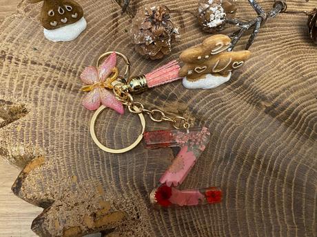 Ručne vyrobené živicové kľúčenky, 