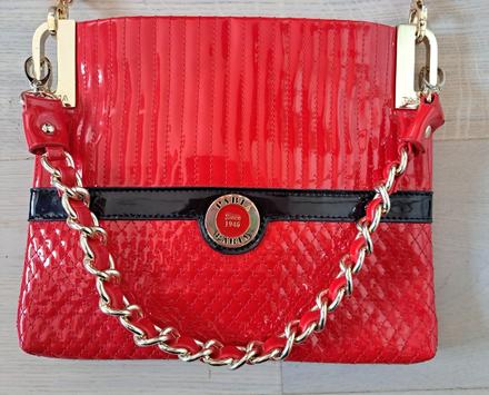 Červená lakovaná kabelka, 