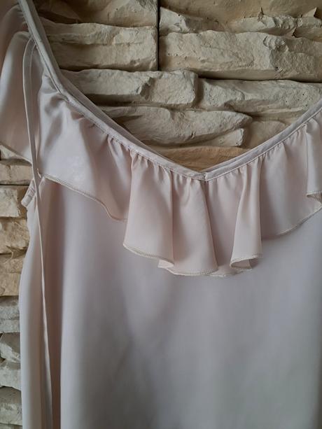 Béžový elegantný top s volánom, reserved,m