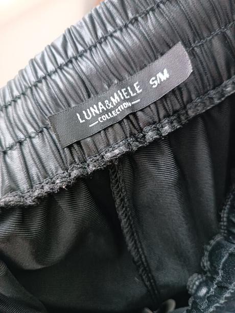 Nohavice vzhladom kože, s