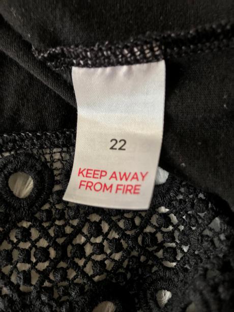 Elegantné čierne tričko s čipkovaným lemom, bonmarché,50