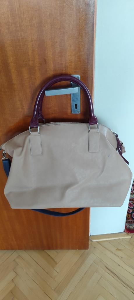 Veľká kabelka, atmosphere