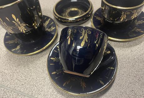 Čierna keramika so zlatým zdobením.,