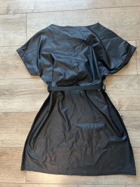 Koženkové šaty, 