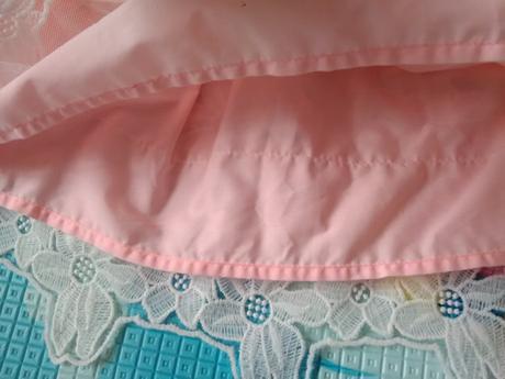 Raz oblečená suknicka, 116