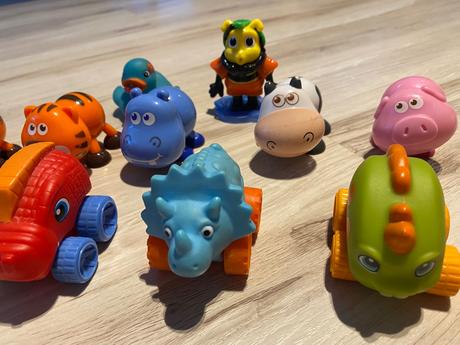 Malé dinosaury autá, zvieratká s krútiacimi hlavam, 