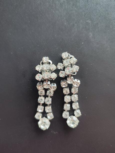 Štrasove náušnice, 