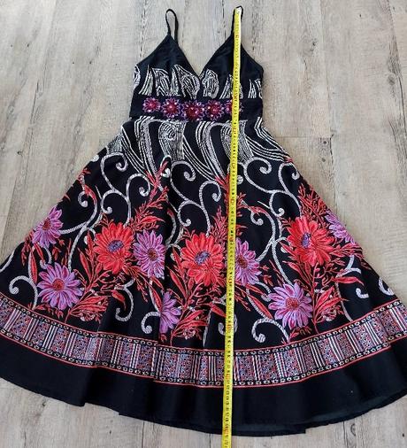 Čierne kvetinové šaty, l