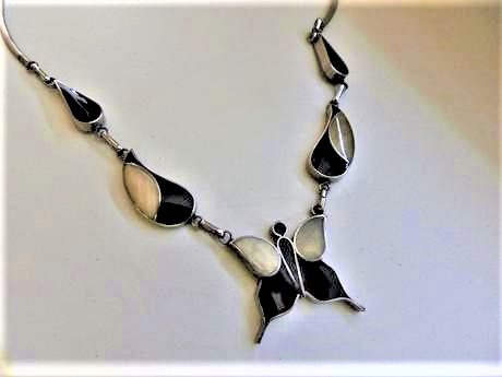 Zaujímavý perleťový náhrdelník,