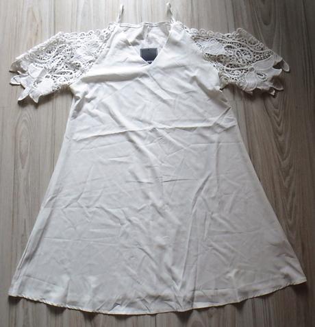 Biele minišaty s čipkou na rukávoch, v. m/l, m