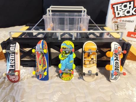 Tech deck display fingerboard, 