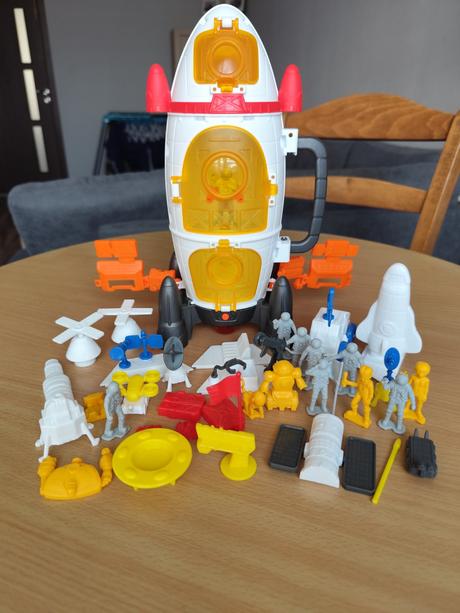 Hracia vesmírna raketa s figúrkami, 