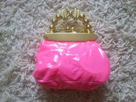 Kabelka s doplnkami,