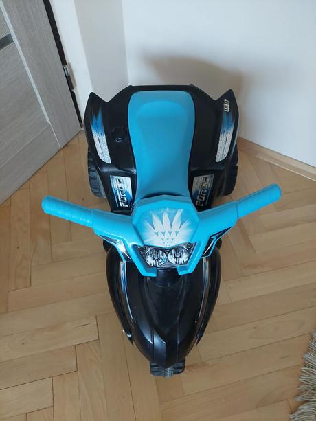 Predám elektrickú motorku na nabíjanie a kolobežku, 