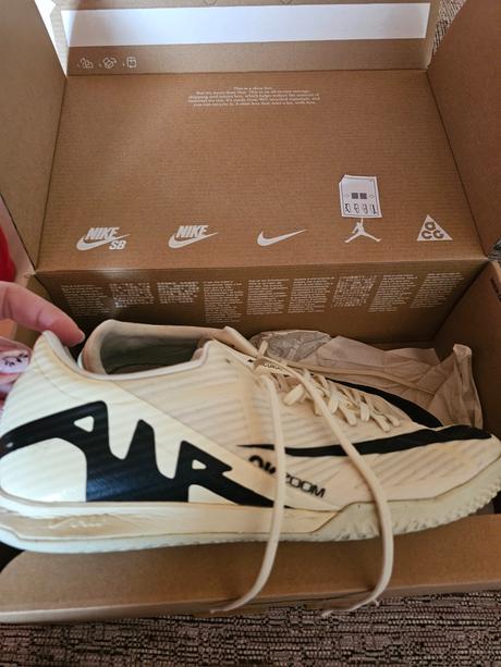 Tenisky nike halovky veľ.42.5, nike,42