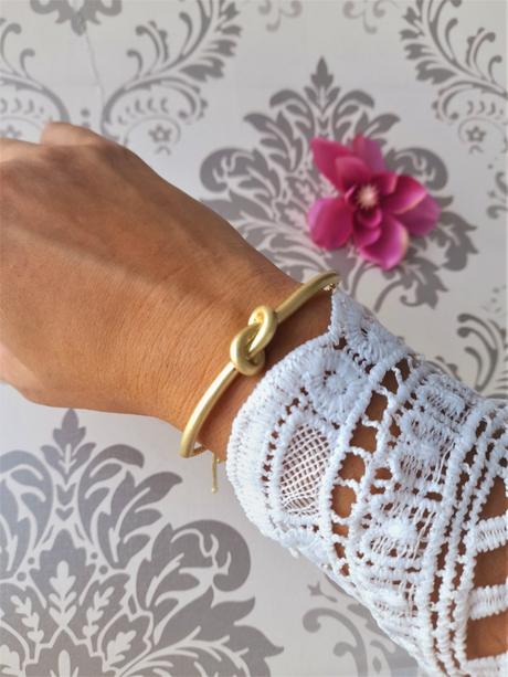 Zlatý elegantný náramok-uzol,