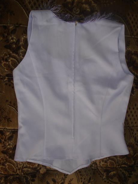 Fialový kostým, 38