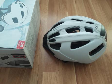 Ponúkaný cyklistickú prilbu, s