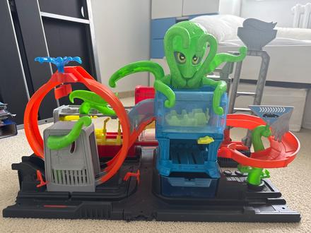 Autodráha hotwheels s chobotnicou,