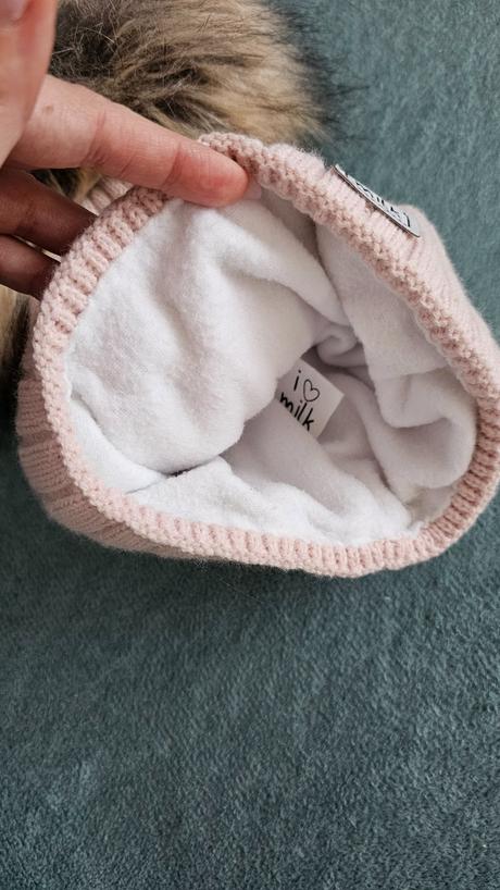 I love milk čiapka s brmbolcami, 