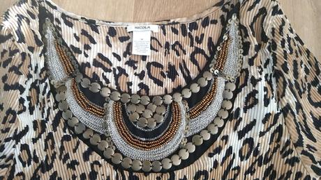 Plisovana bluzka s kovovymi gombiky, m