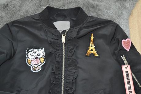 Štýlová čierna prechodná bunda bomber s nášivkami, vero moda,s
