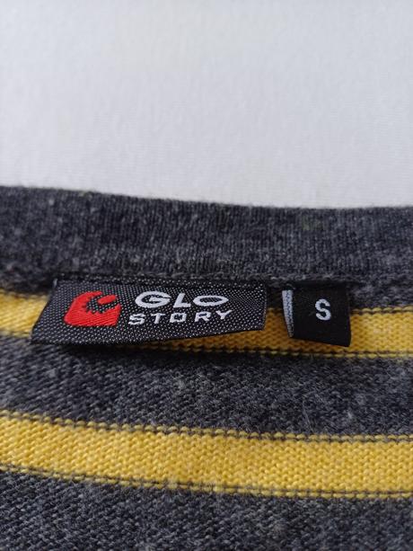 Sivý sveter so žltými pasikmi, glo-story,s