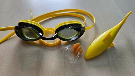 Speedo okuliare, štipec na nos a hračka žralok, 