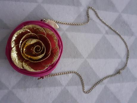 Detska ruzovofialova kabelka so zlatym kvetom, 