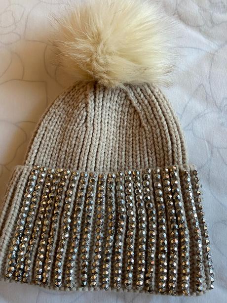 Teplá mäkká čiapka s brmbolcom - uni veľkosť,