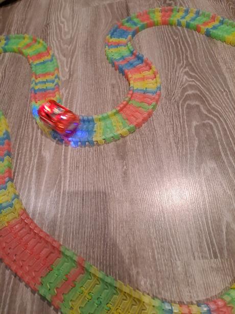 Autodráha + 3 svietiace autíčka, 