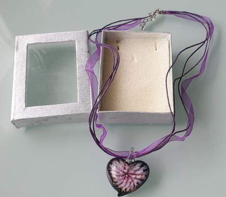 Náhrdelník so skleneným srdcom, 