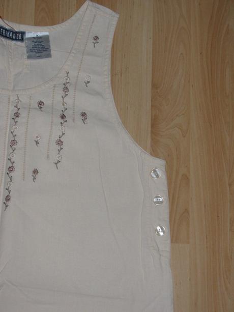 Vyšívané šaty, 44