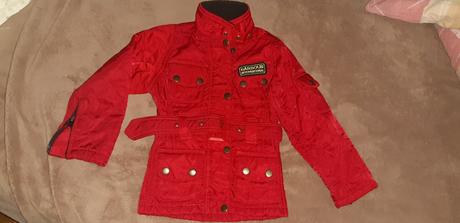 Tmavo cerveny kabát, 98