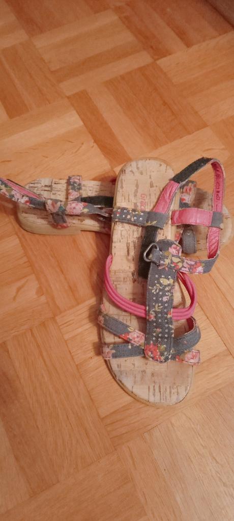 Rozprávkové sandálky., 32