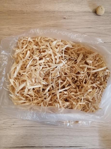 Drevené hobliny piliny vhodné na veľkú noc, 