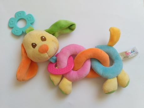 Hrkálka psík zložená z kolečiek,