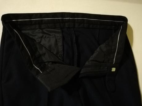 Jedenkrát oblečený pánsky oblek, 48