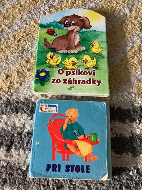 Leporelá pri stole a o psíkovi zo záhradky, 