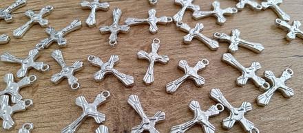 Prívesok krížik 18x28 mm - strieborný, 