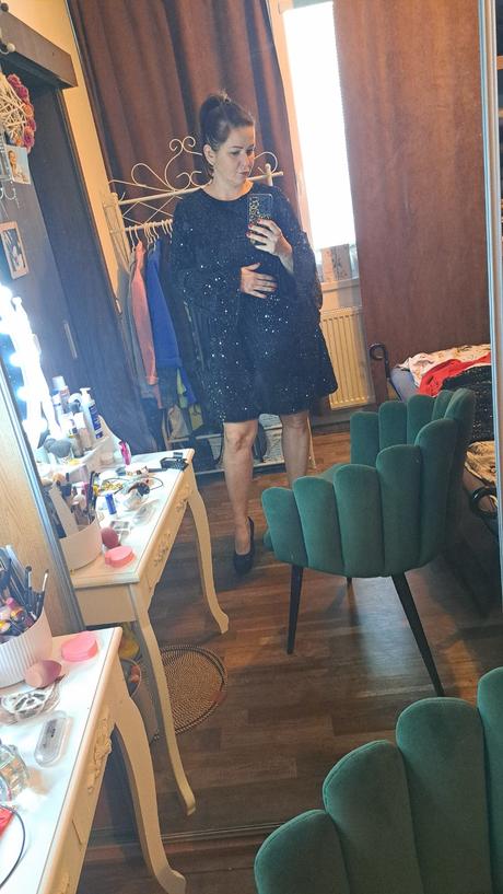 Trblietavé šaty, l