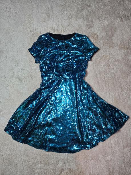 Modre flitrovane saty, 36