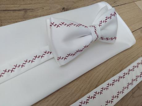 Pánsky motýlik a vreckovka vyšívaný,