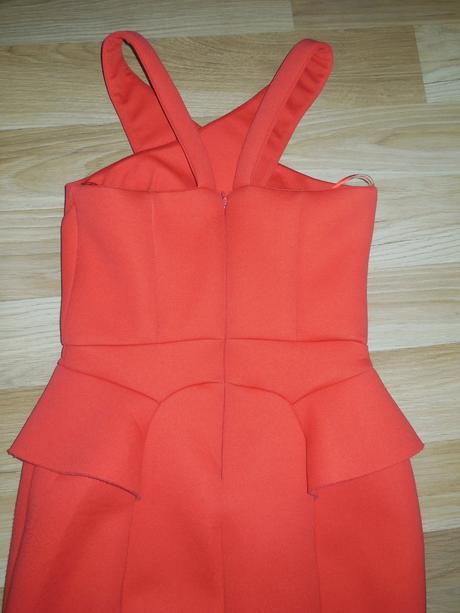 Červené spoločenské šaty, 34