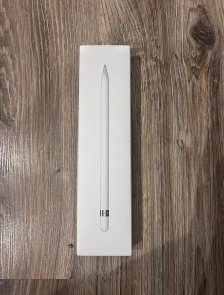 Apple pencil, apple