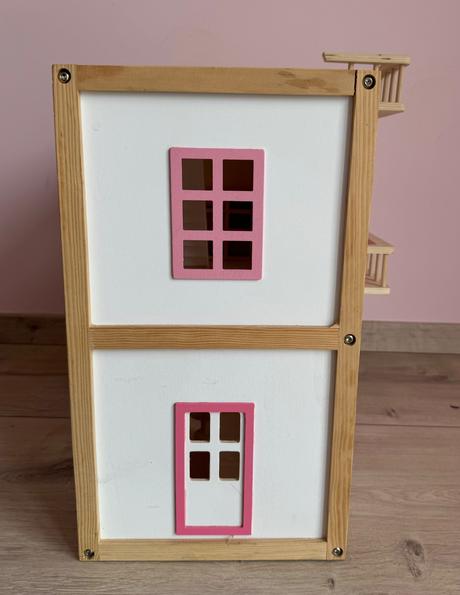 Drevený domček na hranie, 